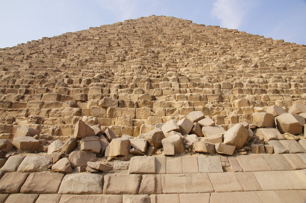 Разрушило пирамиду. Пирамида Микерина. Лабиринт пирамида фараона Аменемхета III. Пирамиды Хеопса Хефрена и Микерина. Гранитные блоки в пирамидах Египта.